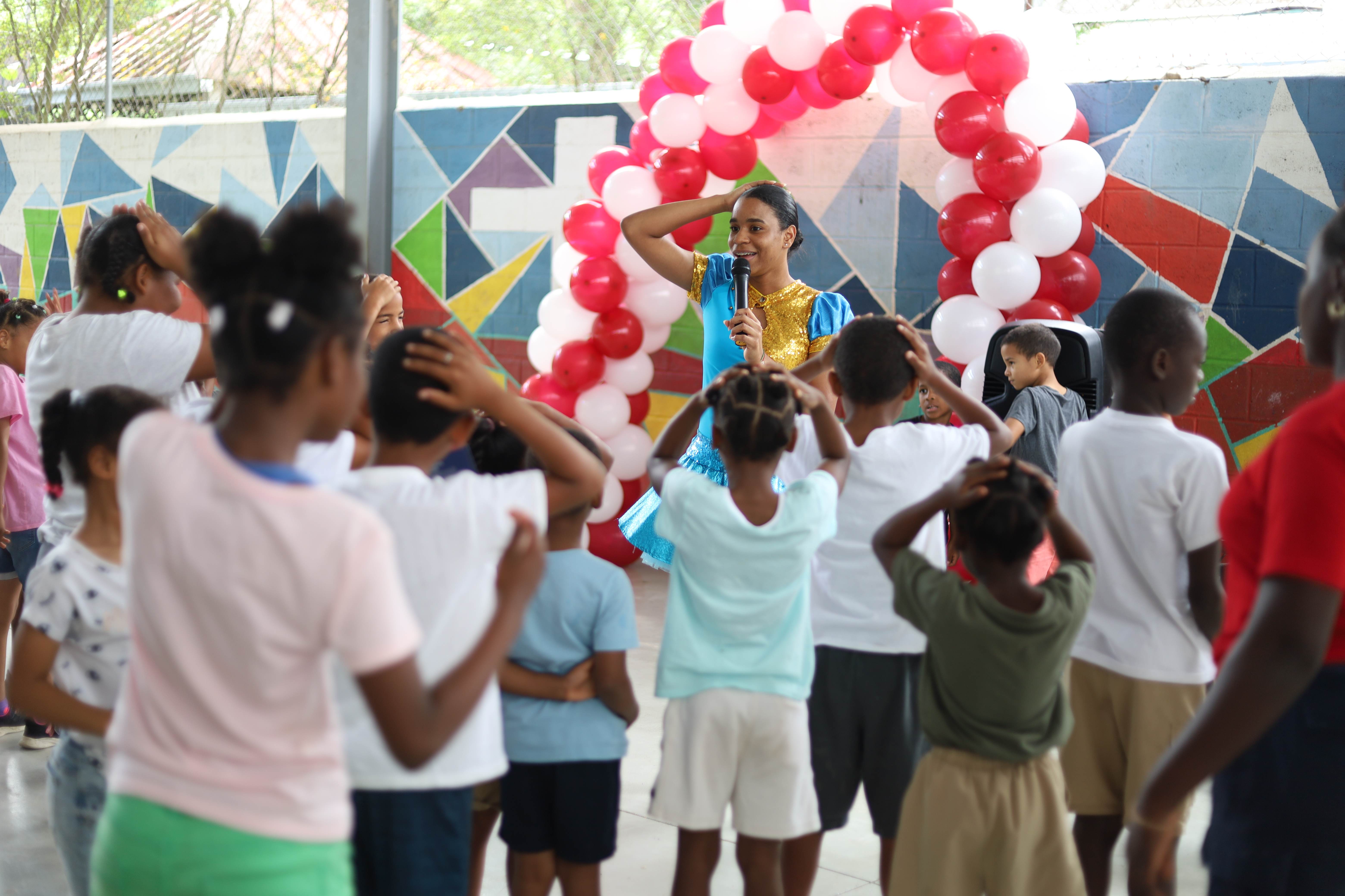 Vida Mana community event with children participating in activities